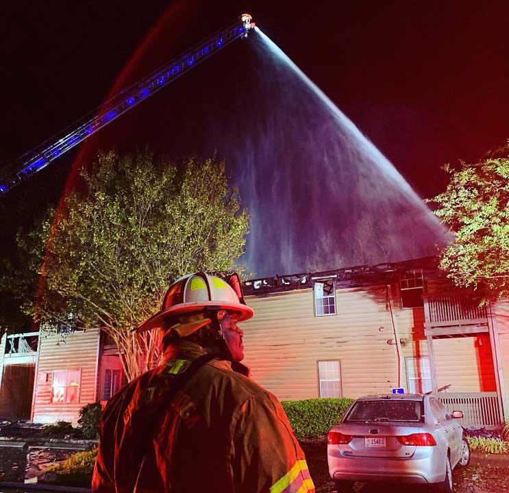 Fire destroys entire apartment building