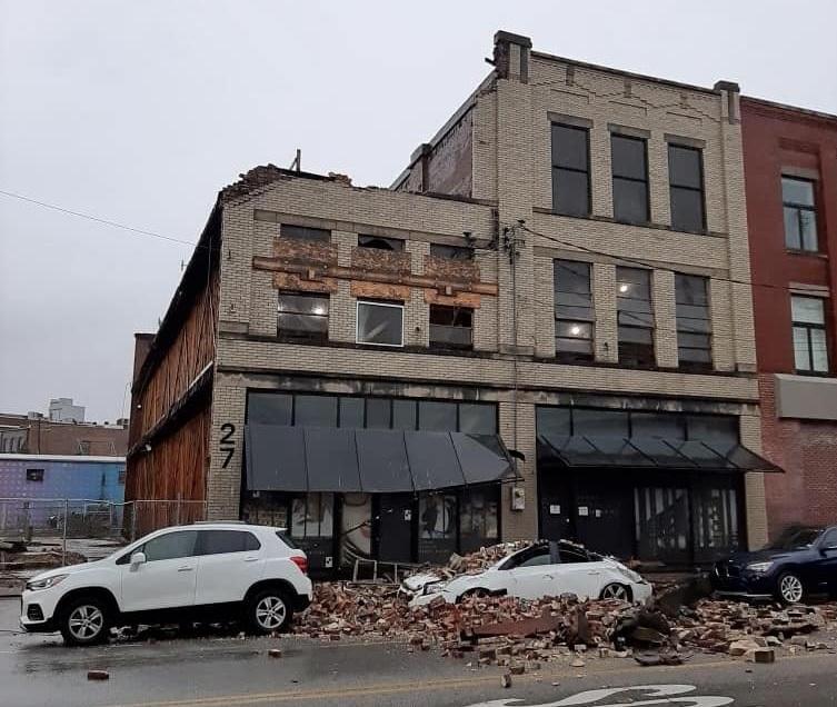 Wall collapses in Downtown Chattanooga